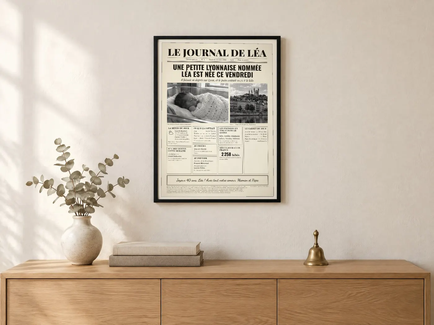 L'affiche de Léa encadrée au mur d'un salon